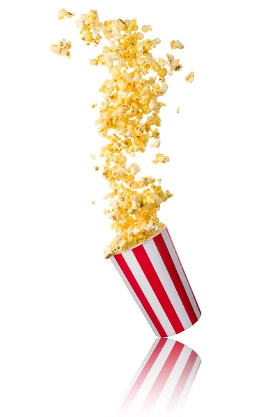 Fliegendes Popcorn Aus Einem Papierkorb Isoliert Auf Weißem Hintergrund Mit — Stockfoto