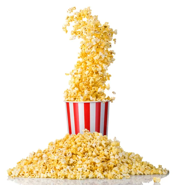 Flygande Popcorn Från Papper Randig Hink Och Spridda Popcorn Isolerad — Stockfoto