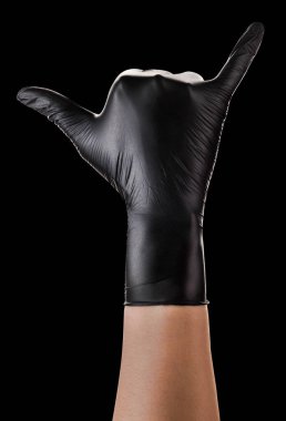 Shaka 'yı gösteren siyah eldivenler ya da siyah arka planda sörfçü işareti. Kırpma yolu ile izole edilmiş.