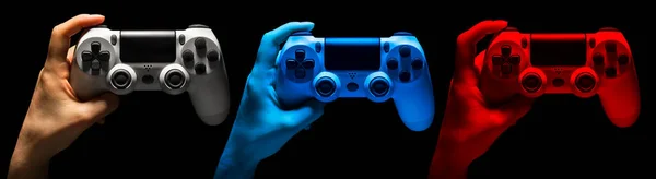 Ensemble Mains Tenant Une Manette Jeu Vidéo Dans Des Néons — Photo