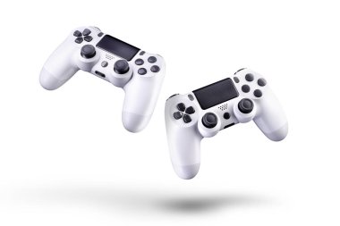 Beyaz oyun joystickleri oyun sahası beyaz arkaplan üzerinde izole edilmiş oyun konsepti, oyun oynama veya TV izleme.