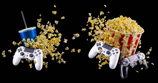 Palomitas Voladoras Taza Azul Refresco Mando Videojuegos Aislados Sobre Fondo —  Fotos de Stock