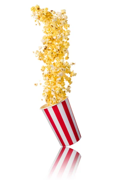 Fliegendes Popcorn Aus Einem Papierkorb Isoliert Auf Weißem Hintergrund Mit — Stockfoto