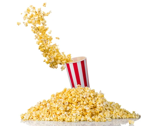 Popcorn Volanti Secchio Strisce Carta Popcorn Sparsi Isolati Sfondo Bianco — Foto Stock