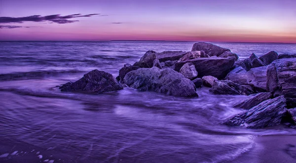 Kayaların üzerinde mavi günbatımı