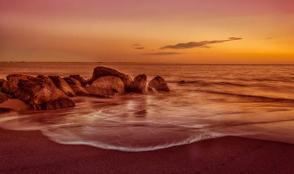 Ηλιοβασίλεμα πάνω από την άμμο και τα κύματα — Φωτογραφία Αρχείου