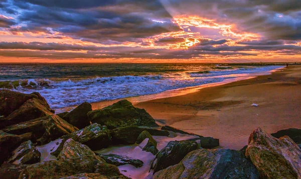 Okyanusun üzerinde gün batımı