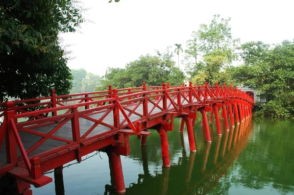 Huc Ponte abrangendo o Ngoc Son Temple — Fotografia de Stock