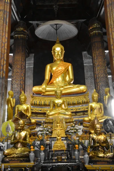 Buddha-Bild in "wat yai suwannaram" — Stockfoto