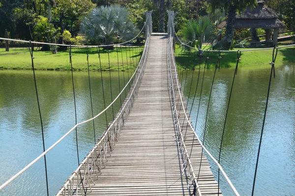 Cierres en un puente de cuerda sobre el agua —  Fotos de Stock