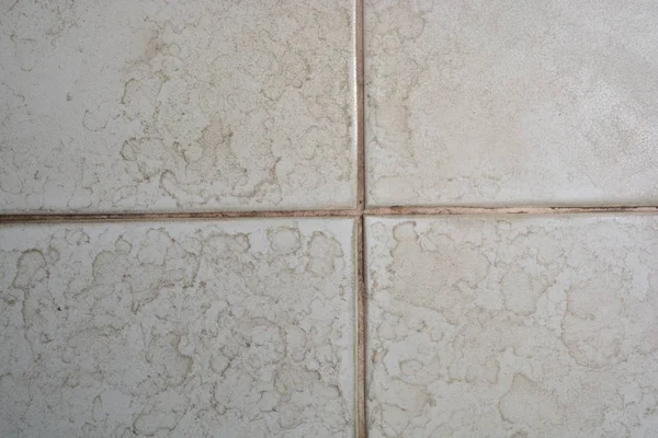 Primer plano de la textura del azulejo del piso del baño con manchas de agua . —  Fotos de Stock
