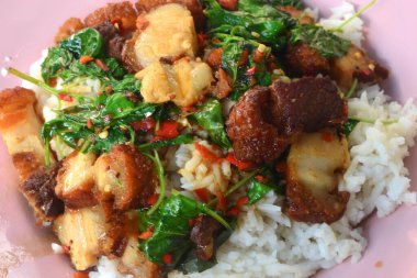 Tayland fesleğenli gevrek domuz eti (Kra Pao Moo Grob)