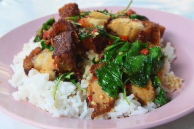 Tayland fesleğenli gevrek domuz eti (Kra Pao Moo Grob)