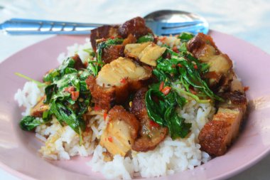 Tayland fesleğenli gevrek domuz eti (Kra Pao Moo Grob)