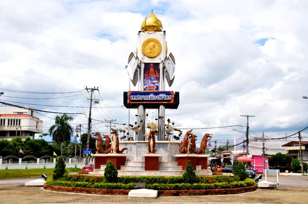 Crocodile autour de phichit Circle Clock Tower — Photo