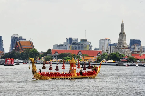 Grande treino da Procissão das Barcaças Reais, a última cerimónia real da Cerimónia de Coroação Real do Rei Rama X . — Fotografia de Stock