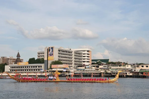 Gran entrenamiento de la Procesión de las Barcazas Reales, la última ceremonia real de la Ceremonia de Coronación Real del Rey Rama X . — Foto de Stock