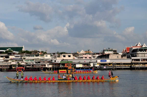 Grande treino da Procissão das Barcaças Reais, a última cerimónia real da Cerimónia de Coroação Real do Rei Rama X . — Fotografia de Stock