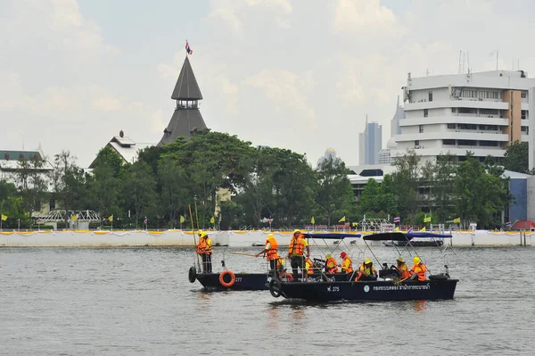 El Departamento de Drenaje y Alcantarillado de la División del Sistema del Canal está recolectando desechos en el río . — Foto de Stock