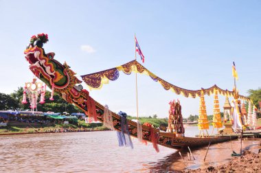 Nan Nehri yarışlarında kullanılan uzun botlar Budist Wat Sri Panthon 'un sonunda