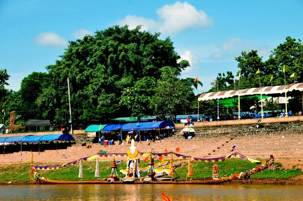 ワットスリパンソン仏教の終わりにナン川のレースで使用される長いボート — ストック写真