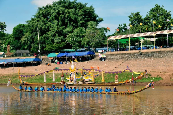 Длинные лодки, используемые во время гонки на реке Нан в конце буддийского поста Ват Шри Пантон — стоковое фото