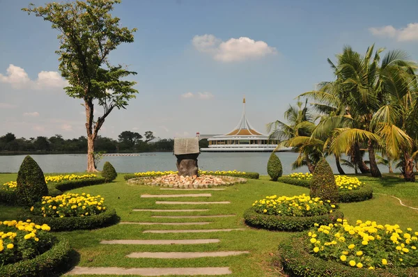 Ratchamangkhala Pavilion of Suan Luang Rama IX Public Park Bangkok, Tailandia Con flores bellamente decoradas — Foto de Stock