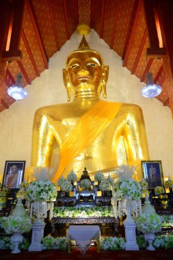 Phayao, Tayland 'da Wat Si Khom Kham tapınağında büyük Buda Heykeli.