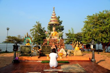 Wat Tilok Aram: Tayland 'ın bir yıllık Sualtı Tapınağı, Bugün bir Buda heykeli ile yüzen bir platform, batık tapınağın tam üstünde duruyor..