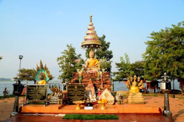 Wat Tilok Aram: Tayland 'ın bir yıllık Sualtı Tapınağı, Bugün bir Buda heykeli ile yüzen bir platform, batık tapınağın tam üstünde duruyor..