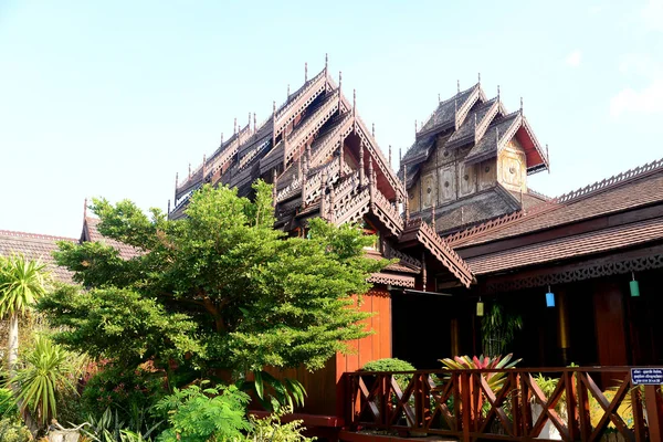 Wat Nantaram es un templo comunitario Tai Yai (estilo Shan) en el centro de Chiang Kham y exhibe la arquitectura clásica del techo Tai Yai, algo extraordinaria. —  Fotos de Stock
