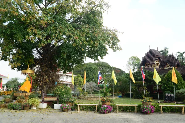 万达拉姆是江汉中部的泰艾（掸族风格）社区寺庙，展示了泰艾经典的屋顶建筑，有些与众不同 — 图库照片