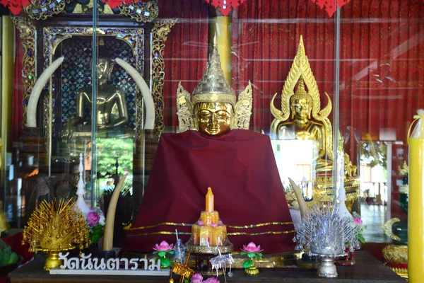 Wat Nantaram, la principal imagen de Buda hecha a mano de madera de teca en el Viharn (sala de sermones) de madera de teca, exquisitamente elaborada en el estilo tradicional Tai Yai. —  Fotos de Stock