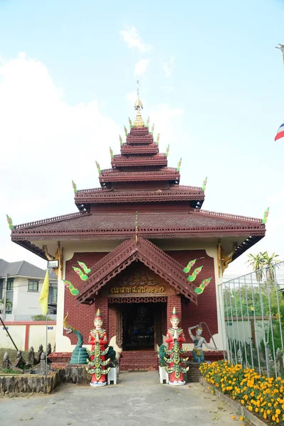 Wat Nantaram é um templo comunitário Tai Yai (estilo Shan) no centro de Chiang Kham e exibe a arquitetura clássica Tai Yai, um pouco extraordinária — Fotografia de Stock