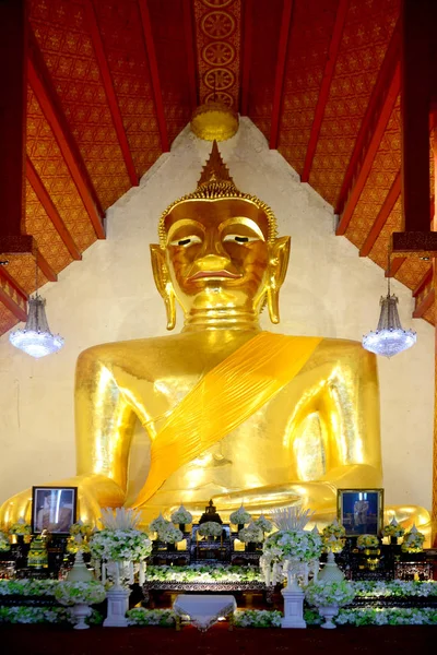 Phrachao Ton Luang grande statua di Buddha nel tempio di Wat Si Khom Kham nella provincia di Phayao, Thailandia — Foto Stock