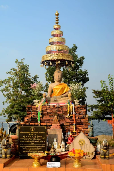 Wat Tilok Aram: Anno vecchio tempio subacqueo della Thailandia, Oggi una piattaforma galleggiante con la statua di un Buddha si trova direttamente sopra il sito del tempio affondato . — Foto Stock