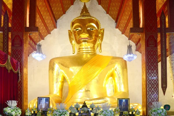 Phrachao Ton Luang groot Boeddhabeeld in tempel van Wat Si Khom Kham in de provincie Phayao, Thailand — Stockfoto