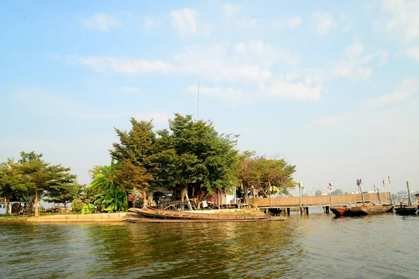 Wat Tilok Aram: Templo submarino de Tailandia, hoy una plataforma flotante con la estatua de un buda se sienta directamente encima del sitio del templo hundido . —  Fotos de Stock