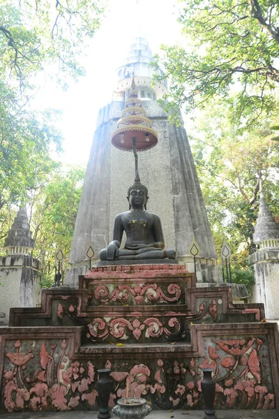 Pagoda con statua di Buddha nero in Wat Analyo Thipayaram — Foto Stock