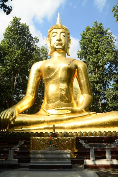 Statue de bouddha doré à Wat Analyo Thipayaram — Photo