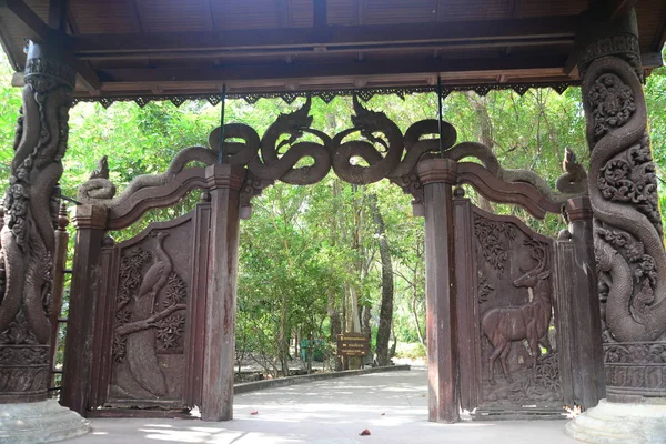 ワット・アナロイ・ティパヤラムで木彫りの扉 — ストック写真