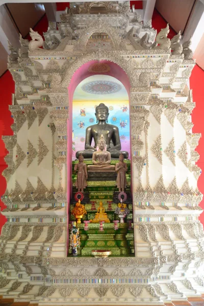 Statua di Buddha nella pergola a Wat Analyo Thipayaram — Foto Stock