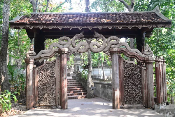 Puerta de madera tallada en Wat Analyo Thipayaram —  Fotos de Stock