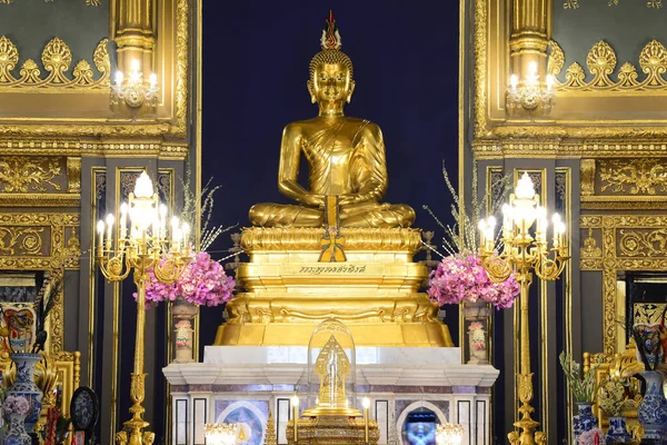 Phra Buddha Angkhiros, la figure principale de Bouddha dans la chapelle principale de Wat Ratchabophit Sathit Maha Simaram Temple — Photo