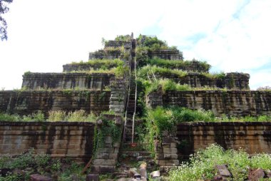 Koh Ker tapınağındaki Prasat Thom of Koh Ker 'in yedi katmanlı piramidinin görüntüsü