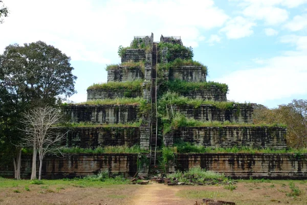 Koh Ker tapınağındaki Prasat Thom of Koh Ker 'in yedi katmanlı piramidinin görüntüsü