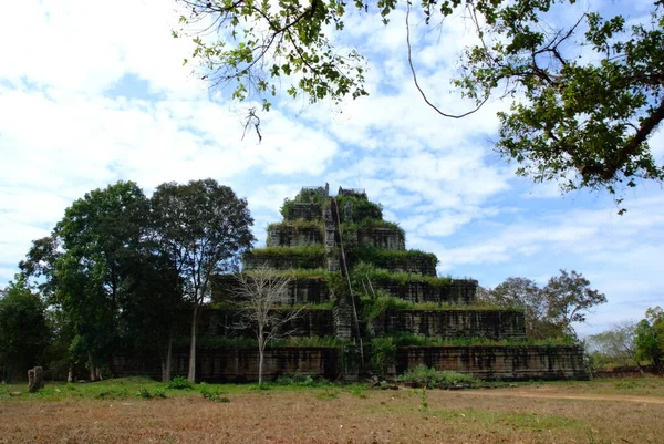 Koh Ker Tapınağındaki Prasat Thom Koh Ker Yedi Katmanlı Piramidinin — Stok fotoğraf