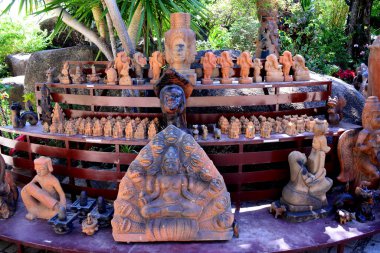 Ponagar Kulesi (Thap Ba Po Nagar) 781 C.E. 'den önce kurulan bir Cham tapınağı kulesidir. Vietnam 'da modern Nha Trang yakınlarında, Kauthara' nın ortaçağ prensliğinde yer almaktadır..