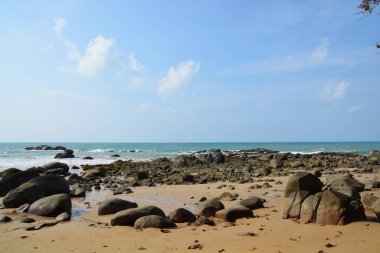 Summer Beach 'te taş yığını var.