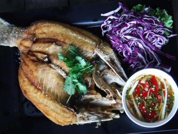Τηγανητά Ψάρια Σάλτσα Ψαριού Ταϊλανδέζικο Φαγητό — Φωτογραφία Αρχείου